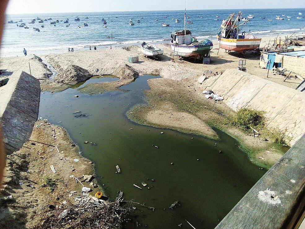 Los desagües se vierten a la playa de Canoas de Punta Sal 