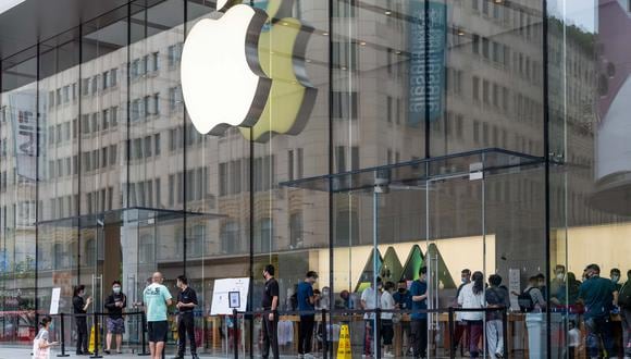 Las personas ingresan a una Apple Store en Shanghái el 10 de junio de 2022, ya que Shanghái llevará a cabo una prueba de Covid-19 en toda la ciudad el próximo fin de semana. (Foto de LIU JIN / AFP)