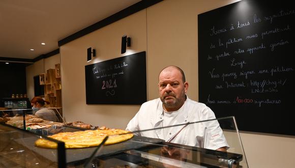 En esta foto de archivo tomada el 6 de enero de 2021, Stephane Ravacley posa en su panadería en Besançon, al este de Francia. (SEBASTIEN BOZON / AFP).