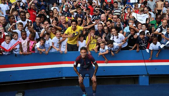 Neymar desata la locura tras acercarse a hinchas del PSG (VIDEO)