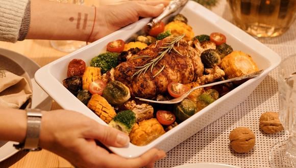 Si no se distribuye de manera adecuada, la cena navideña puede sobrepasar el requerimiento de 2,200 calorías por persona al día. (Foto: Pexel)