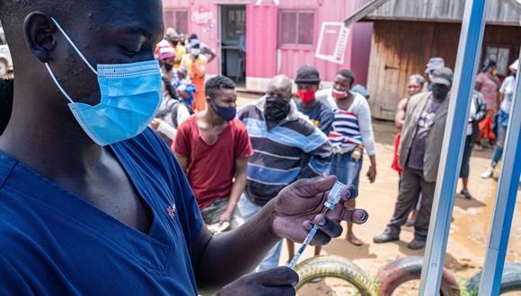 Desde el 14 de febrero de 2020, cuando Egipto informó de la primera infección de coronavirus detectada en suelo africano, el continente ha registrado 242.000 muertos y cerca de 11 millones de casos de COVID-19. (Foto: EMMANUEL CROSET / AFP)