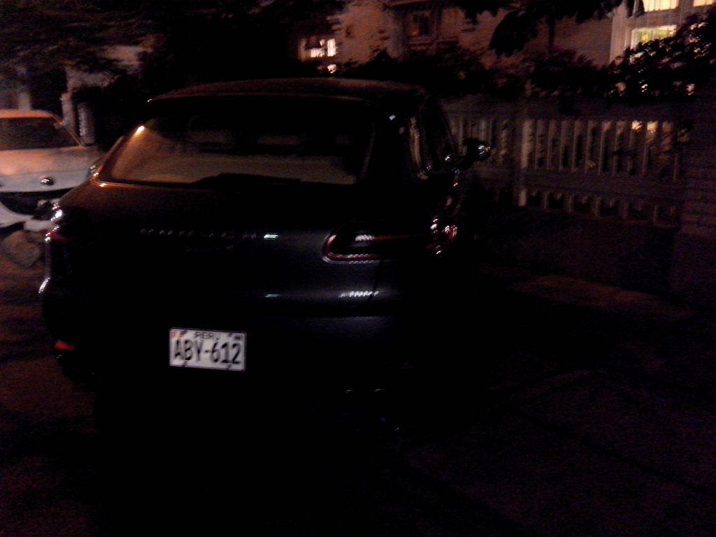 Twitter: Denuncian que auto de Sandra y Hugo Plevisani invade vereda