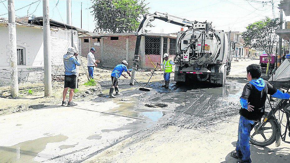 Lodo, arcilla y piedras obstruyeron las alcantarillas de Catacaos