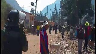 ​Paro en Cusco: Manifestantes intentan tomar vías del tren a Machu Picchu (VIDEO)