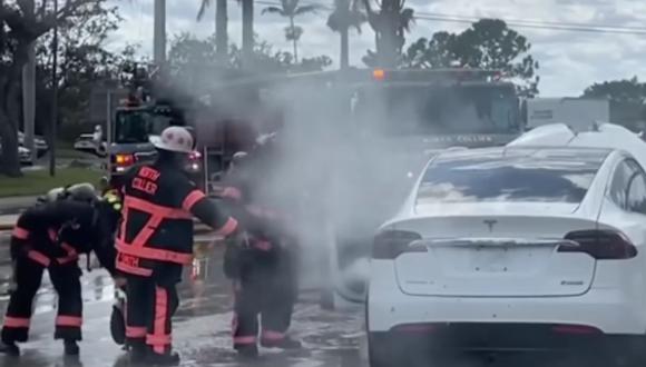 Muchos de estos vehículos en Florida (EE.UU.) estuvieron sumergidos en agua por días tras el paso del huracán Ian. (Foto de YouTube / @NewsNation)