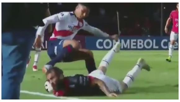 ​Jugador de Colón, desde el piso y con la cabeza, cortó avance de Municipal (VIDEO)