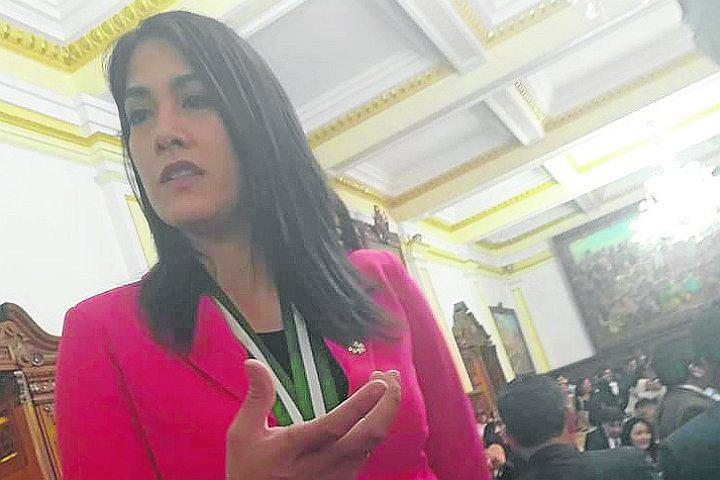 Denuncian a alcaldesa de Ica por no coronar a menor que ganó certamen de belleza