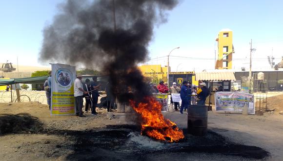 Personal penitenciario quemó llantas en los exteriores del penal de varones de Pocollay, en Tacna. (Foto: Adrian Apaza)