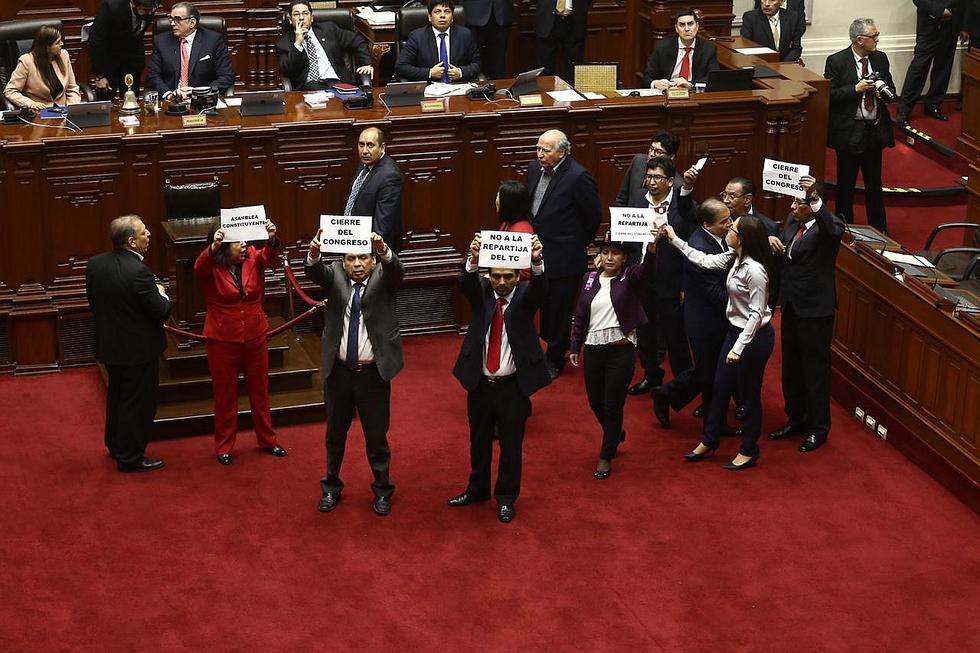 Congresistas de izquierda protestan en plena elección de miembros del TC (FOTOS y VIDEO)