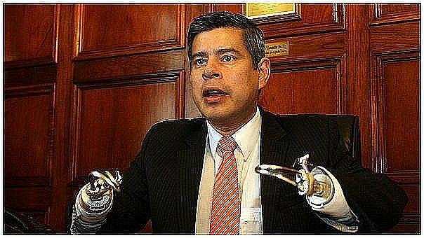 Proponen que se incluya en currículo escolar quién era Abimael Guzmán