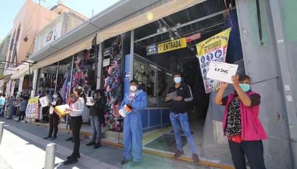 Comerciantes protestan porque no se permitirá el ingreso de taxis y autos perticulares| Leonardo Cuito