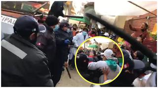 A golpes policía municipal desaloja a comerciantes que ocupaban veredas de mercado clausurado (VIDEO)
