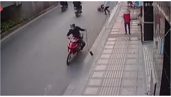 Escapa tras robar cartera, pero taxista lo detiene de esta inesperada manera [VIDEO]