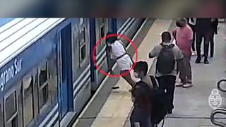 Salió ilesa: el impactante video de una mujer cayendo a las vías de un tren en movimiento