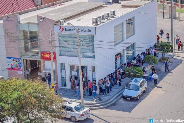 Largas colas se formaron en las sucursales del Banco de la Nación en Tacna por el paro de trabajadores. (Foto: Radio RCC Tacna)