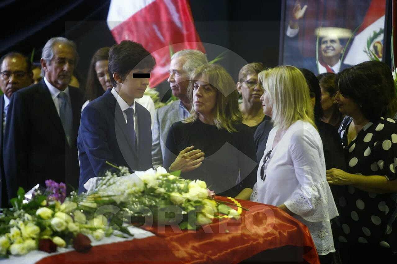 Roxane Cheesman y Federico Danton le dieron el último adiós a Alan García en el local del Apra 