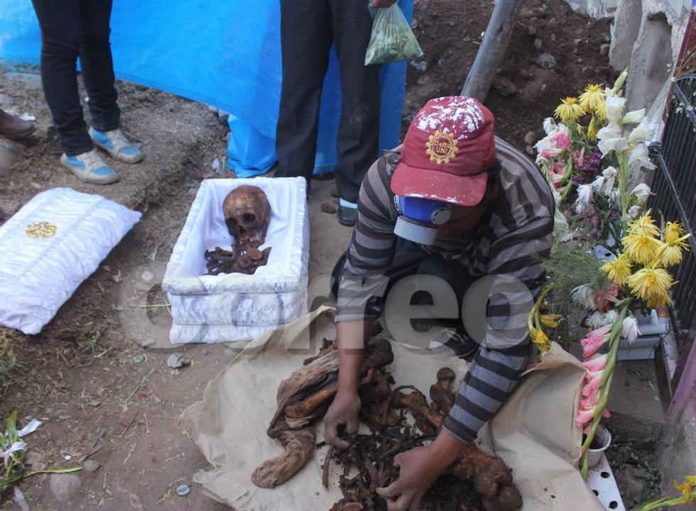 Exhuman restos de mujer  a ritmo de santiago (VIDEO)