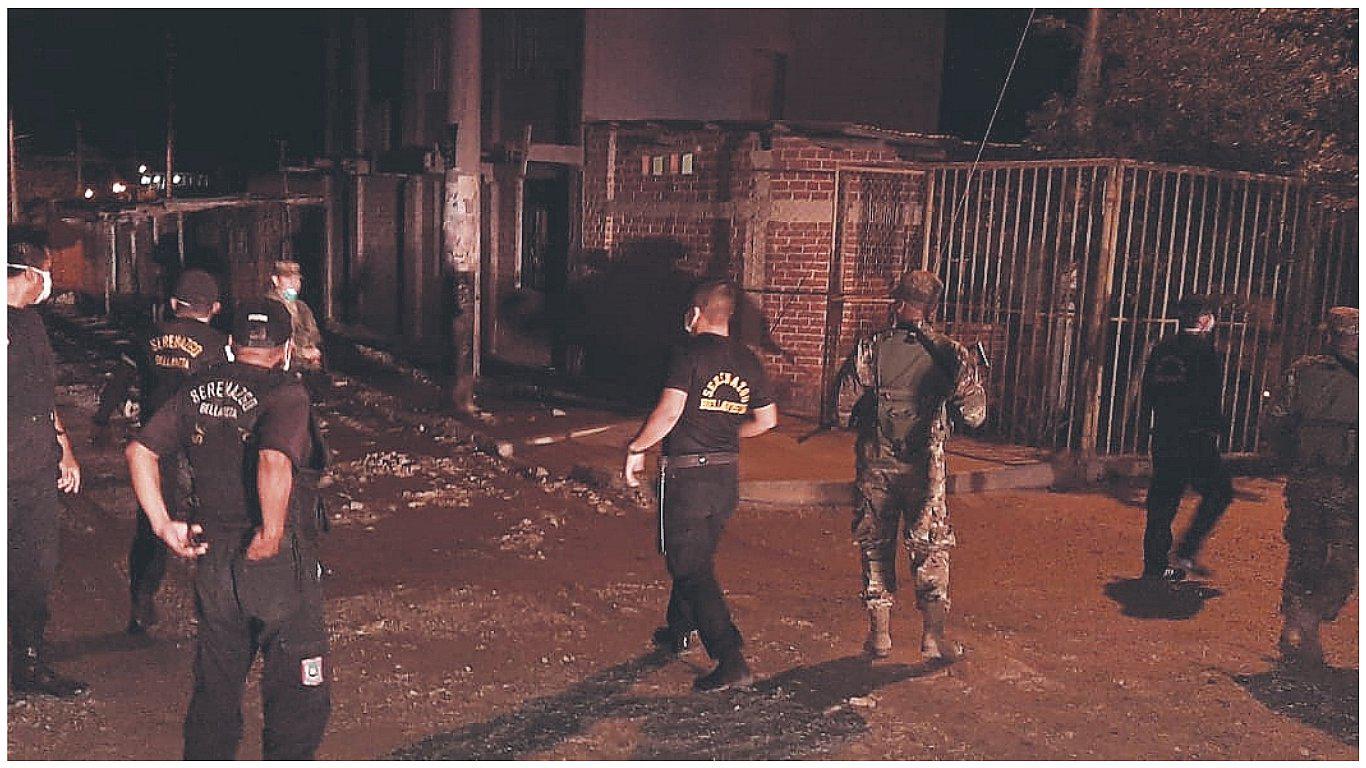 Militares disparan al aire en primer día de toque de queda