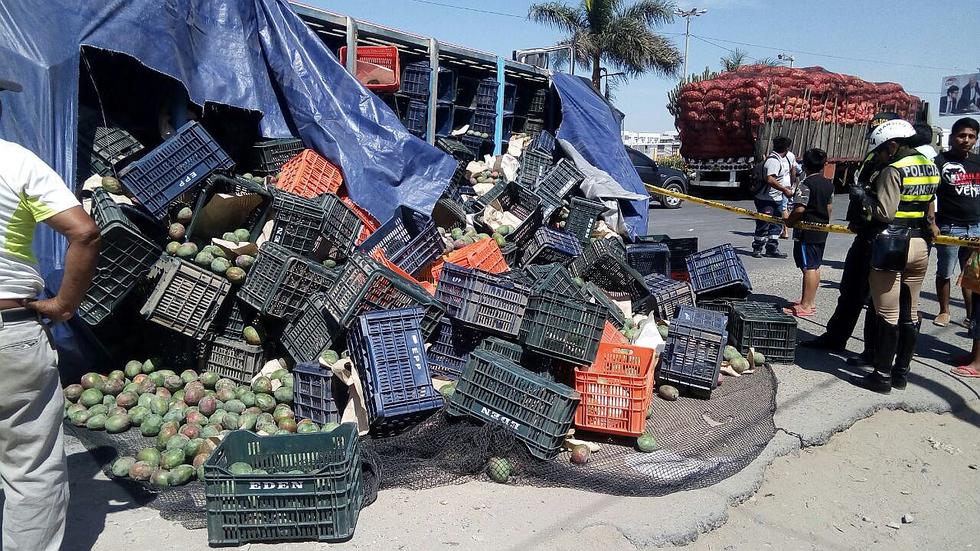 Chiclayo: Camión cargado de mangos se vuelca tras chocar contra un ómnibus (FOTOS)