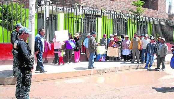 Comuneros se encadenan en local para botar a 'falsos' dirigentes 