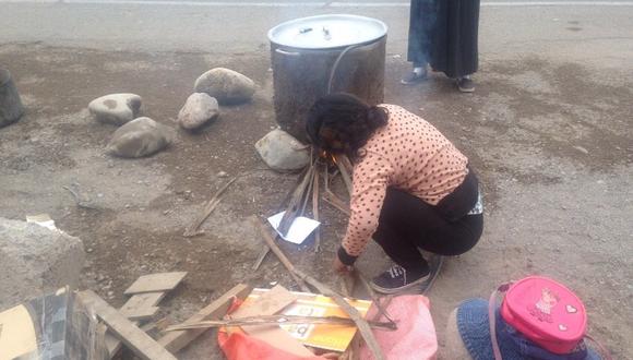 Navidad 2015: animalistas cocinan para perritos callejeros de Moquegua (FOTOS)