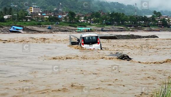 Minivan queda atrapada en río y pasajeros salvan de milagro (FOTOS)