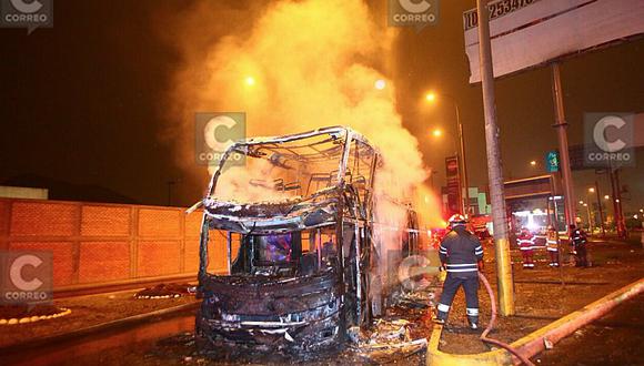 Bus interprovincial ardió en llamas cerca de Plaza Norte en Independencia
