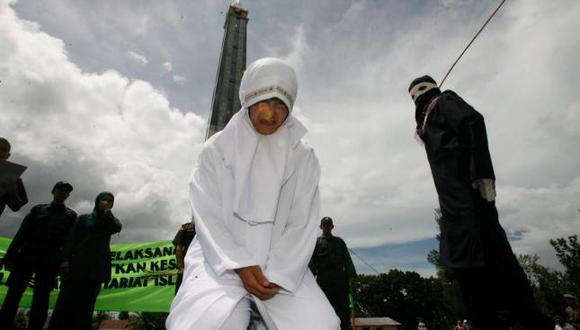 Indonesia: Hasta 100 latigazos por mantener relaciones homosexuales