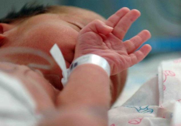 Francia: Clínica pagará 1,8 millones de euros a familias por cambiar bebés