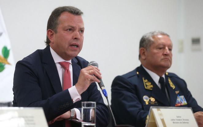 Ministro de Defensa halla manipulación de actas de entrega de municiones en el Ejército