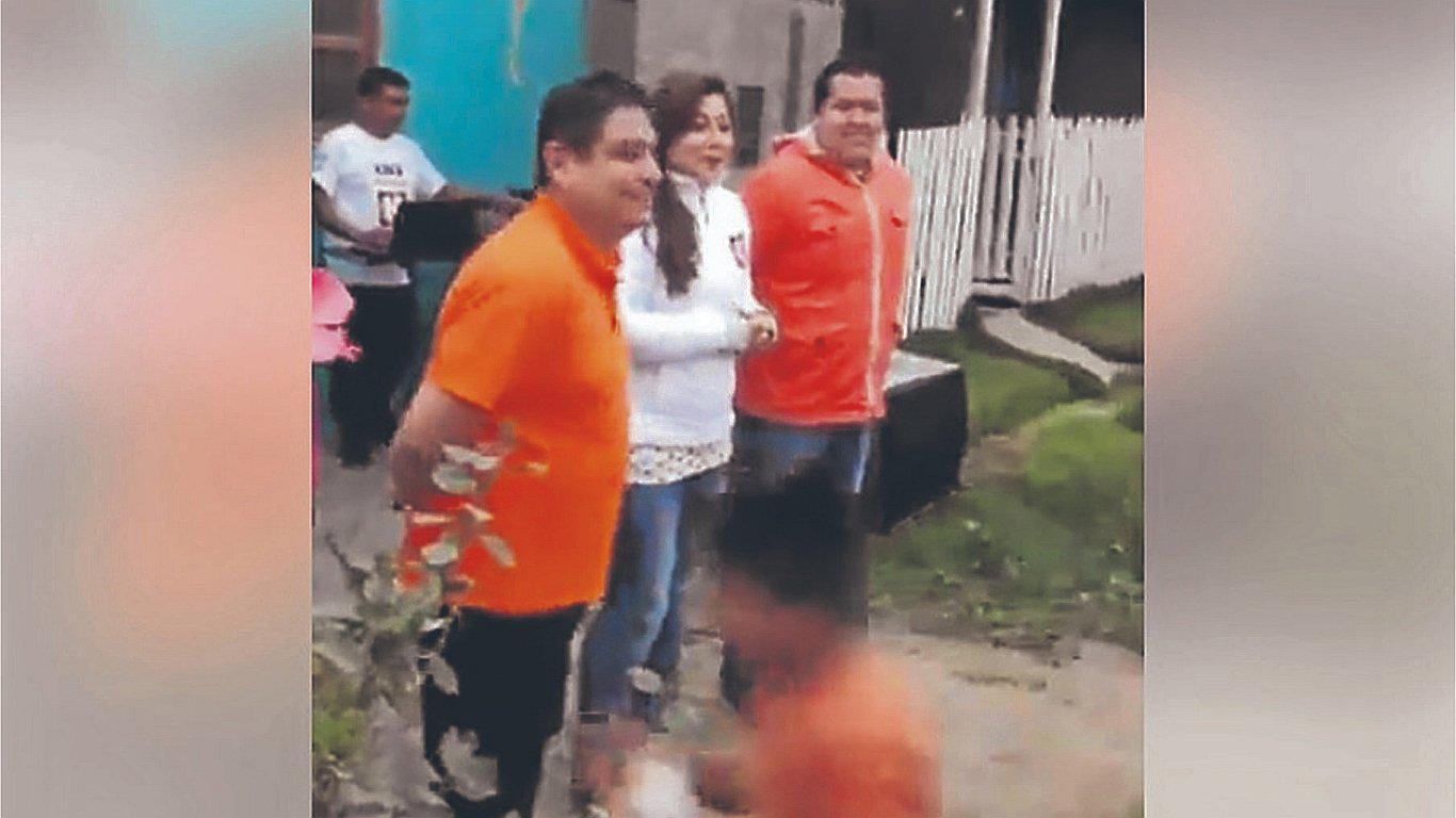 Congresista aparece en acto proselitista junto a candidatos de Fuerza Popular 