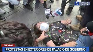 Exministra Nidia Vílchez acabó en el suelo durante protesta contra Héctor Valer (VIDEO)