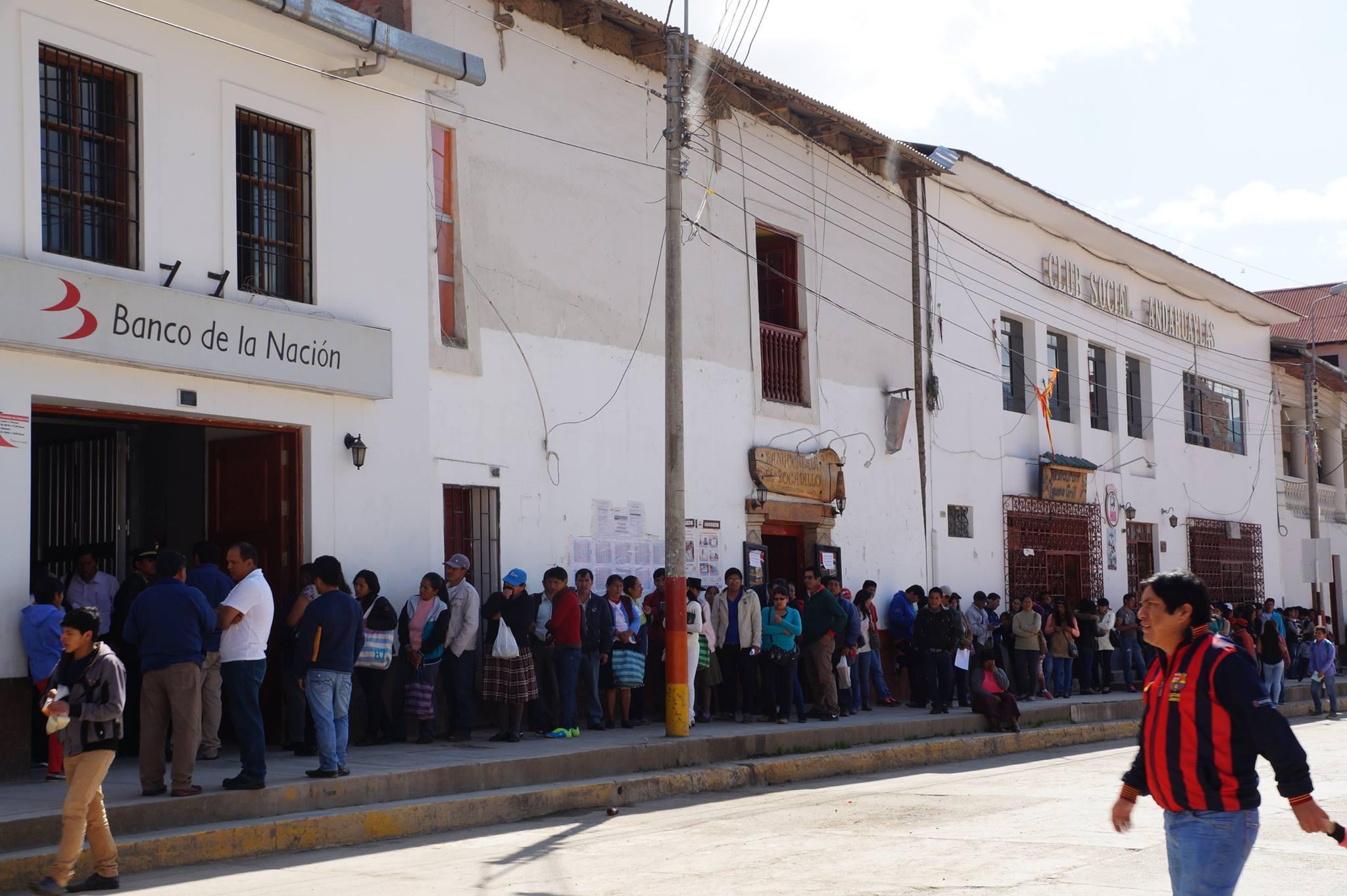 Largas colas bajo el sol en el Banco de la Nación en Andahuaylas