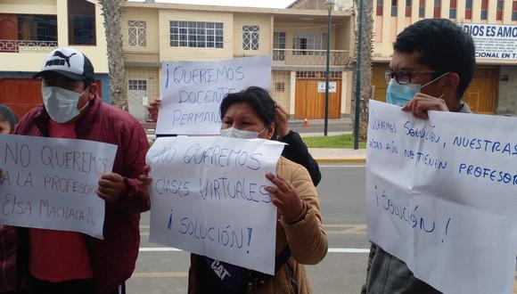 Protesta de padres del colegio Francisco Antonio de Zela ya que sus niñas solo tienen docente por algunos días. (Foto: Difusión)