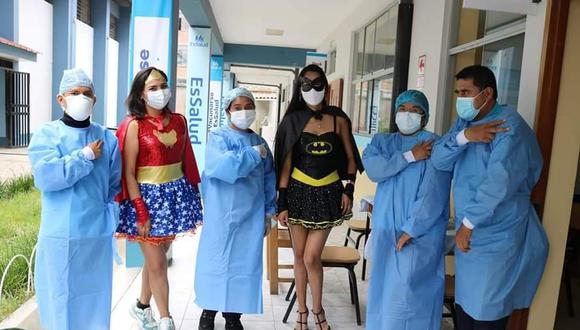 Jóvenes se disfrazan para recibir vacuna covid en colegio Leoncio Prado