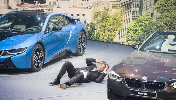 YouTube: Presidente de BMW se desmaya durante presentación