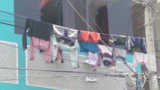 Arequipa: Personas alojadas en hostal cuelgan ropa en cableado eléctrico