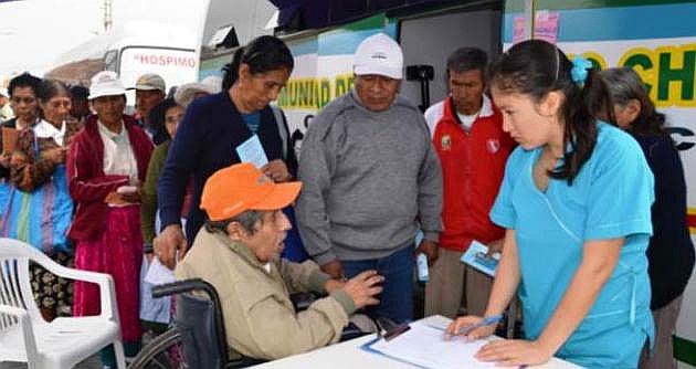 Especialistas de Essalud al Centro Adulto Mayor