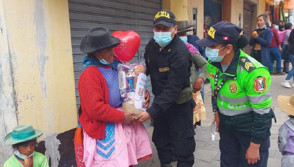 "Ángeles verdes" recorren las calles entregando canastas con víveres a madres trabajadoras.