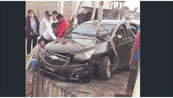 Vehículo se despista y cae a dren de carretera La Victoria-Monsefú