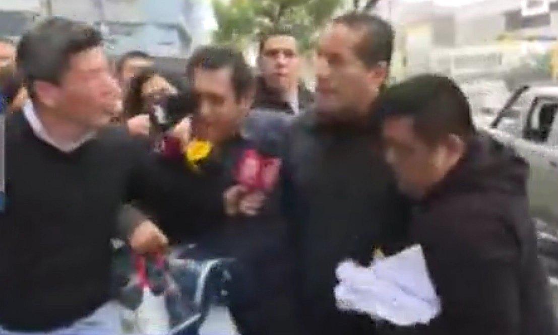 Profesor acusado de acoso sexual afirmó que tenía una relación con alumna (VIDEO)