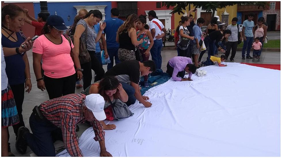 Trujillanos firman camiseta gigante de la Selección Peruana de Fútbol (FOTOS Y VIDEO) 