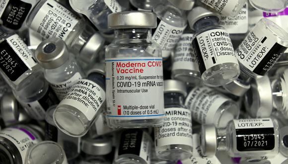 Esta foto de archivo tomada el 20 de abril de 2021 muestra un frasco vacío de la vacuna Moderna entre frascos vacíos de otras farmacéuticas. (Foto: Christof STACHE / AFP)