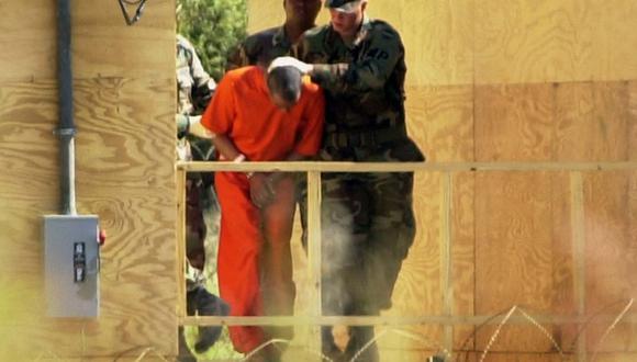 Un soldado del ejército de los Estados Unidos sujeta la cabeza de un detenido para que no se lo identifique en esta fotografía de archivo del 14 de febrero de 2002 en la Bahía de Guantánamo, Cuba.. (AFP PHOTO/Peter MUHLY).