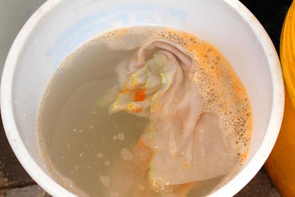 Comerciantes reutilizan agua para lavar platos (FOTOS)