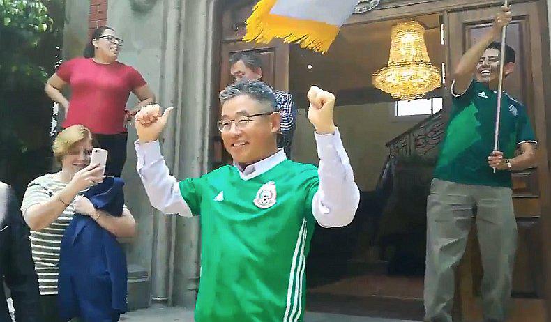 Hinchas mexicanos celebran con embajador de Corea del Sur eliminación de Alemania del mundial