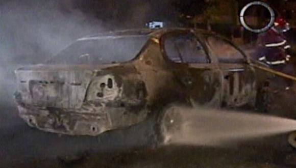 Desconocidos incendian automóvil en el Callao