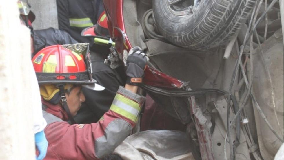 Hombre queda atrapado tras choque de camión de basura contra dos mototaxis y auto