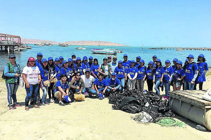 Recogen una tonelada de basura en la playa El Chaco